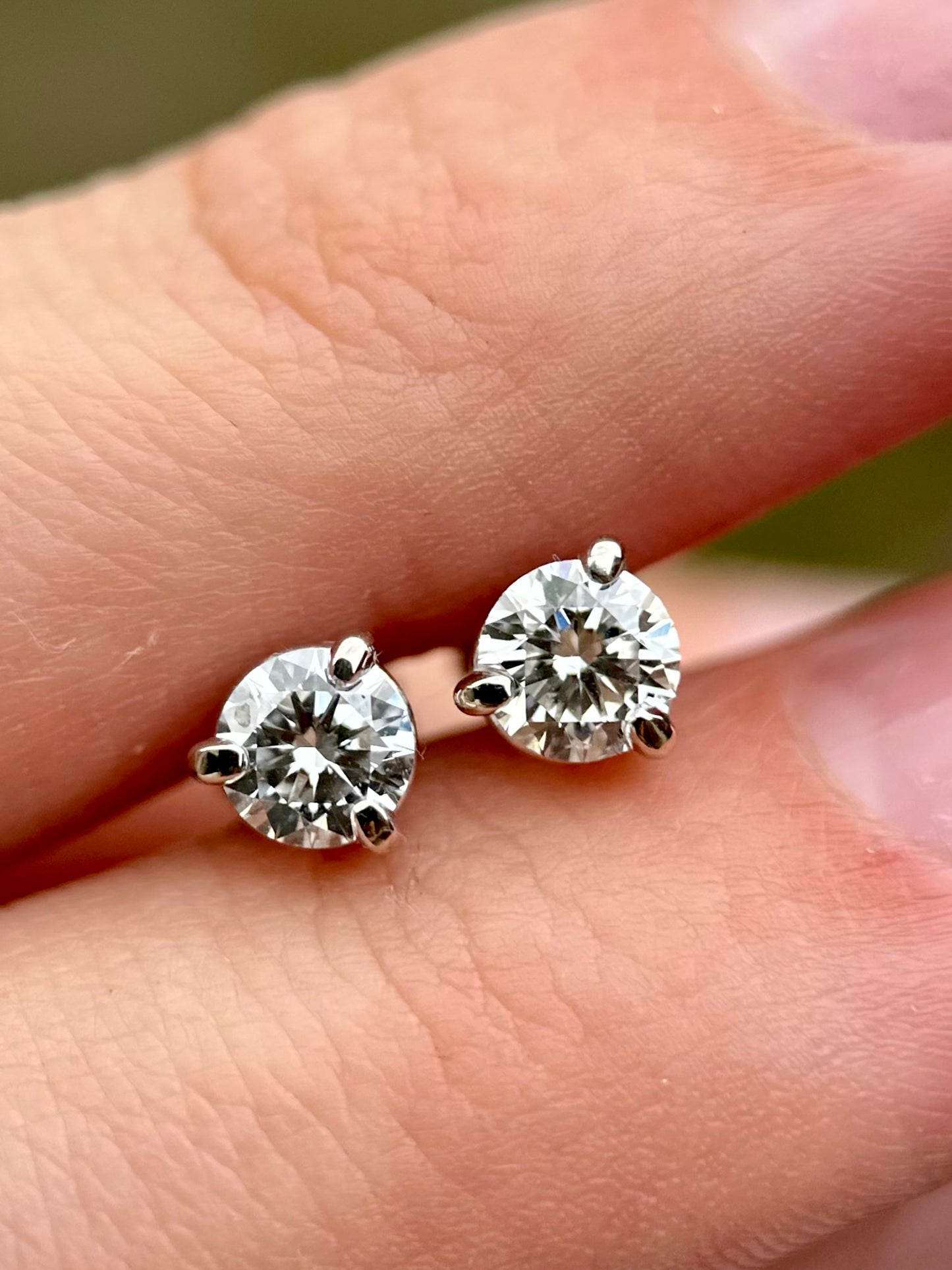 14k white gold diamond stud earrings