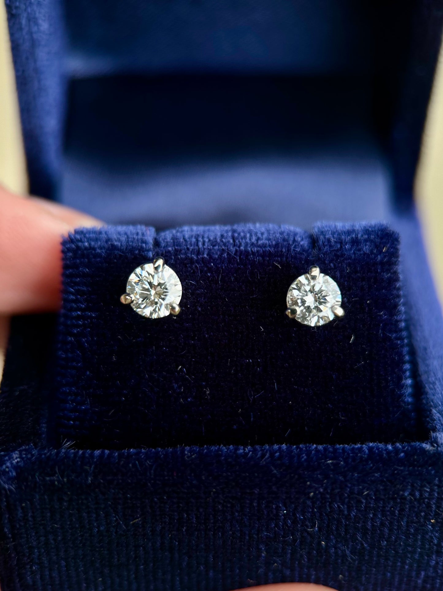 14k white gold diamond stud earrings